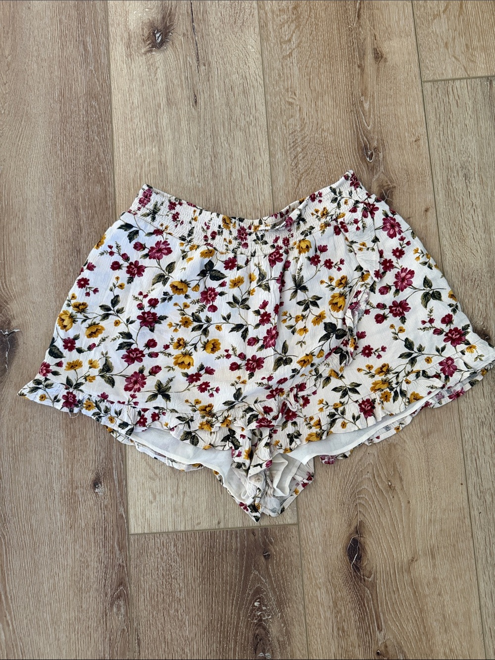American Eagle | Ruffle Hem Women’s Shorts Cream Pink Yellow Flowers | Skort | M